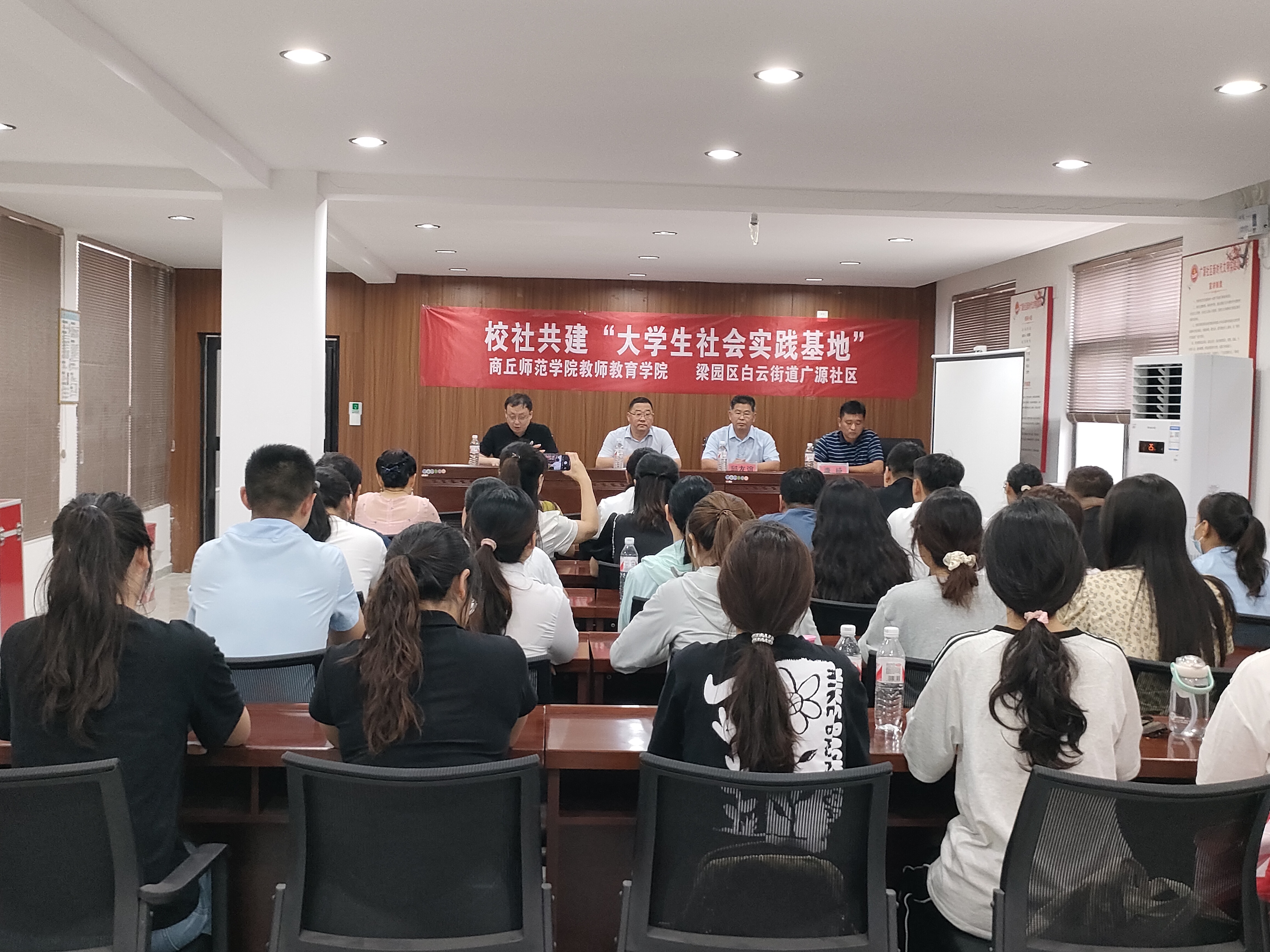 国产精品无码亚洲区艳妇与梁园区白云街道广源社区举行校社共建“大学生社会实践基地”挂牌仪式